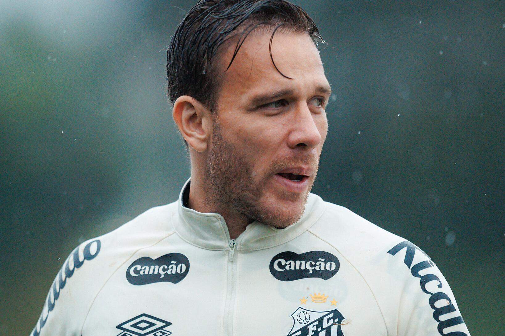 Arthur só deve voltar a ficar à disposição do técnico Cuca após a Data Fifa de novembro
