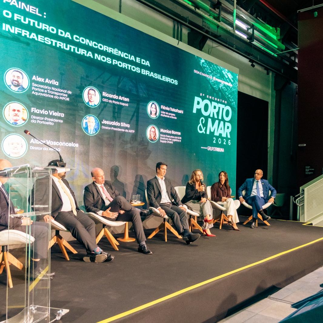 Monica Barros (com o microfone) falou sobre o futuro da concorrência e da infraestrutura nos portos brasileiros, no 2º Encontro Porto & Mar