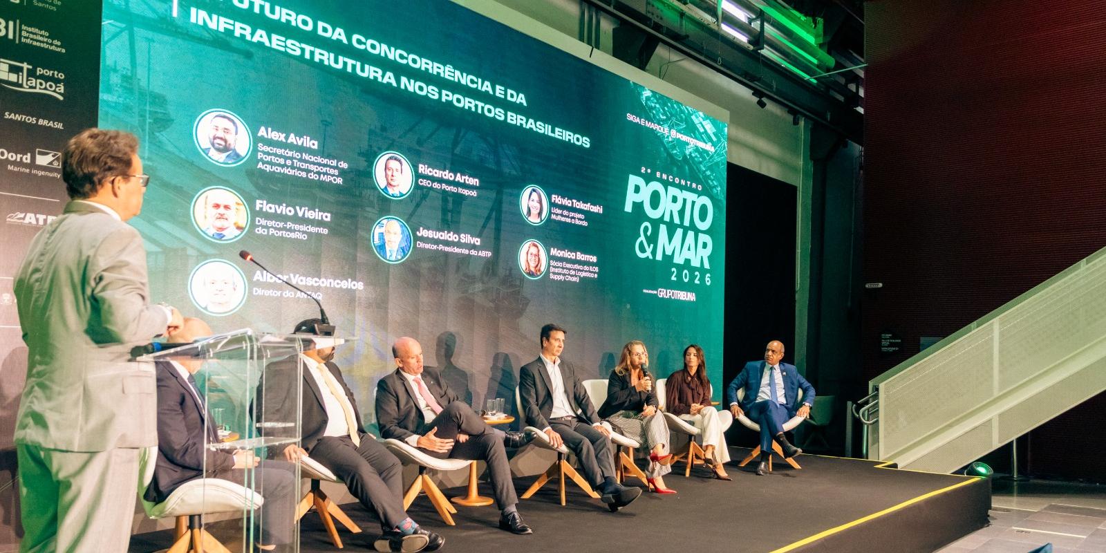 Monica Barros (com o microfone) falou sobre o futuro da concorrência e da infraestrutura nos portos brasileiros, no 2º Encontro Porto & Mar