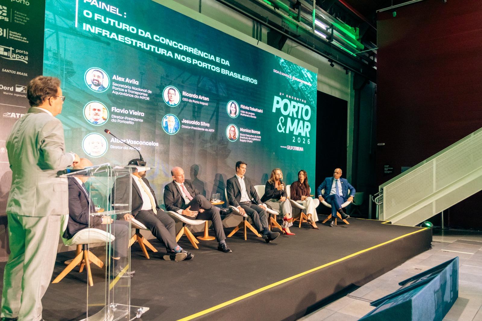 Monica Barros (com o microfone) falou sobre o futuro da concorrência e da infraestrutura nos portos brasileiros, no 2º Encontro Porto & Mar