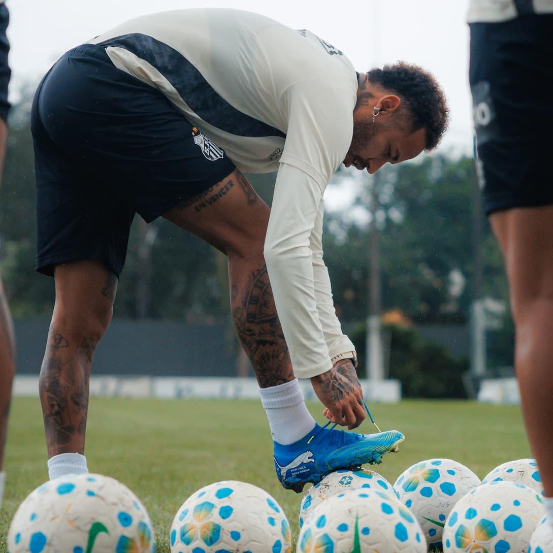 Depois de 36 dias fora da equipe, Neymar estará à disposição para enfrentar o Flamengo, na Vila