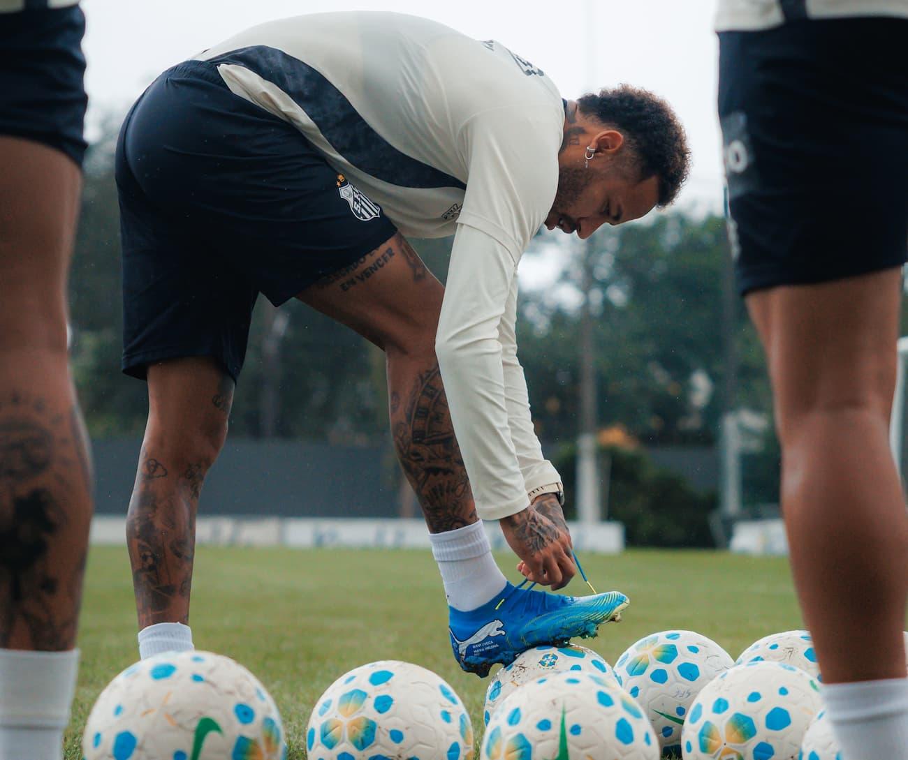 Depois de 36 dias fora da equipe, Neymar estará à disposição para enfrentar o Flamengo, na Vila