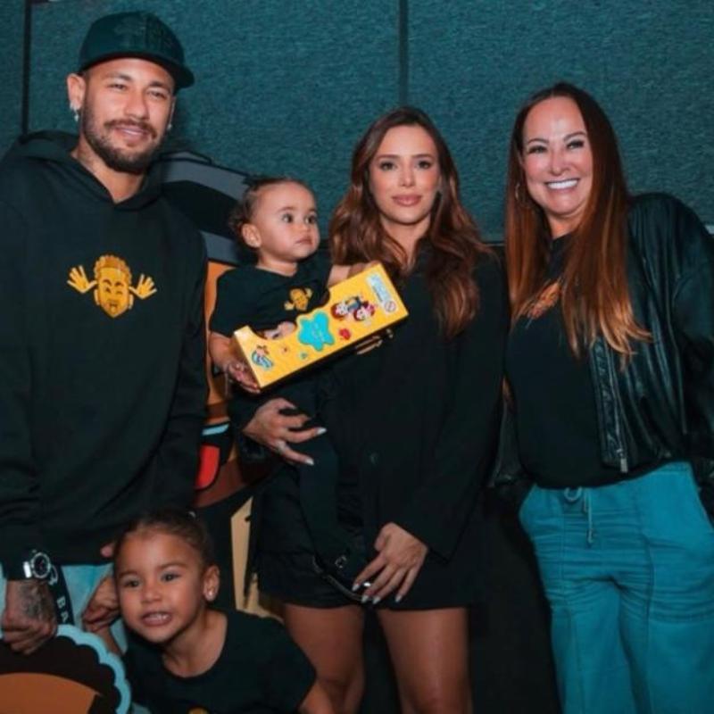 Ao lado da família, amigos e jogadores, Neymar lança novo projeto