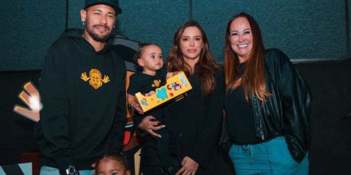 Ao lado da família, amigos e jogadores, Neymar lança novo projeto