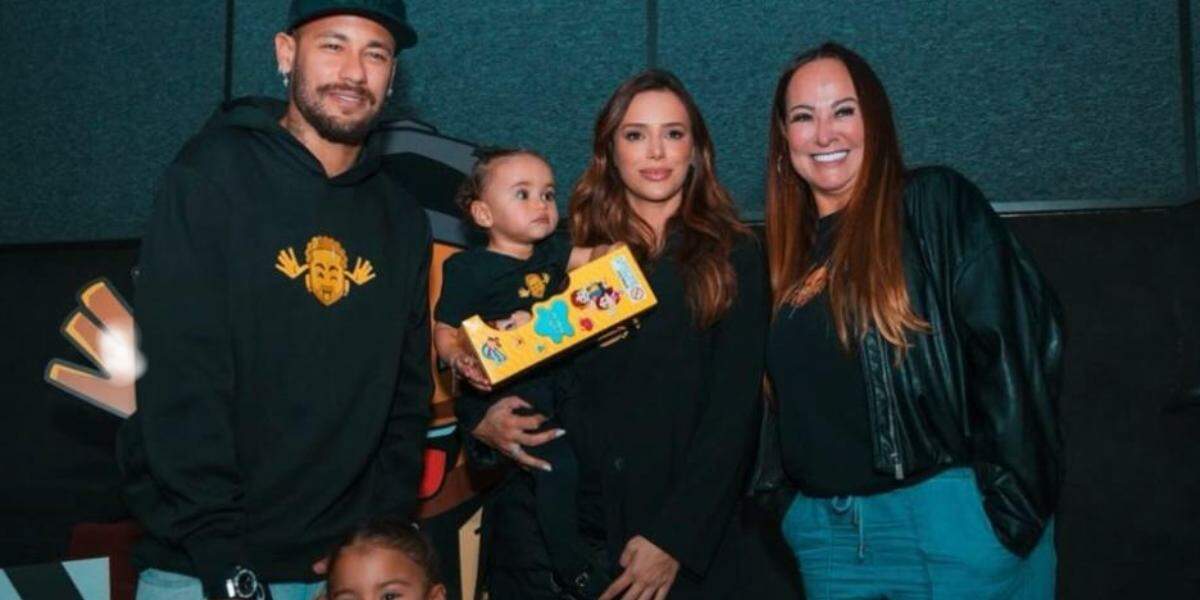 Ao lado da família, amigos e jogadores, Neymar lança novo projeto