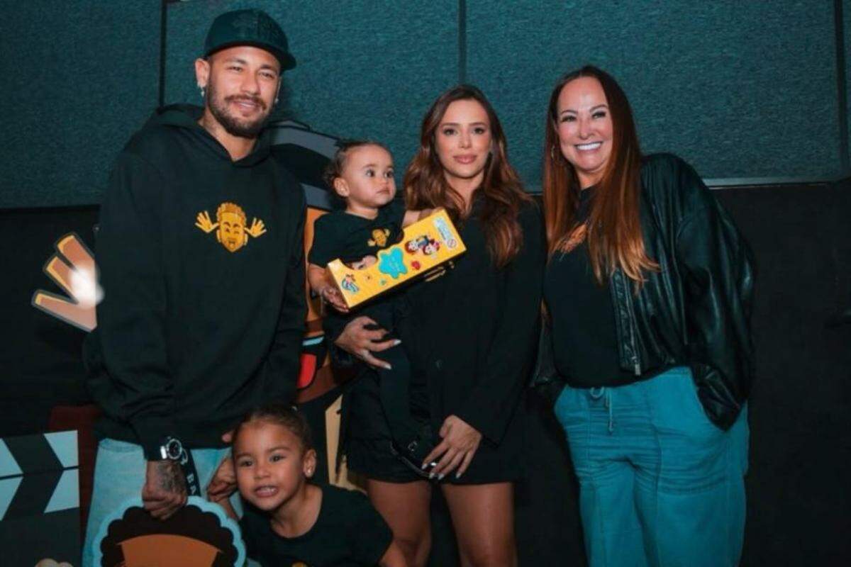 Ao lado da família, amigos e jogadores, Neymar lança novo projeto