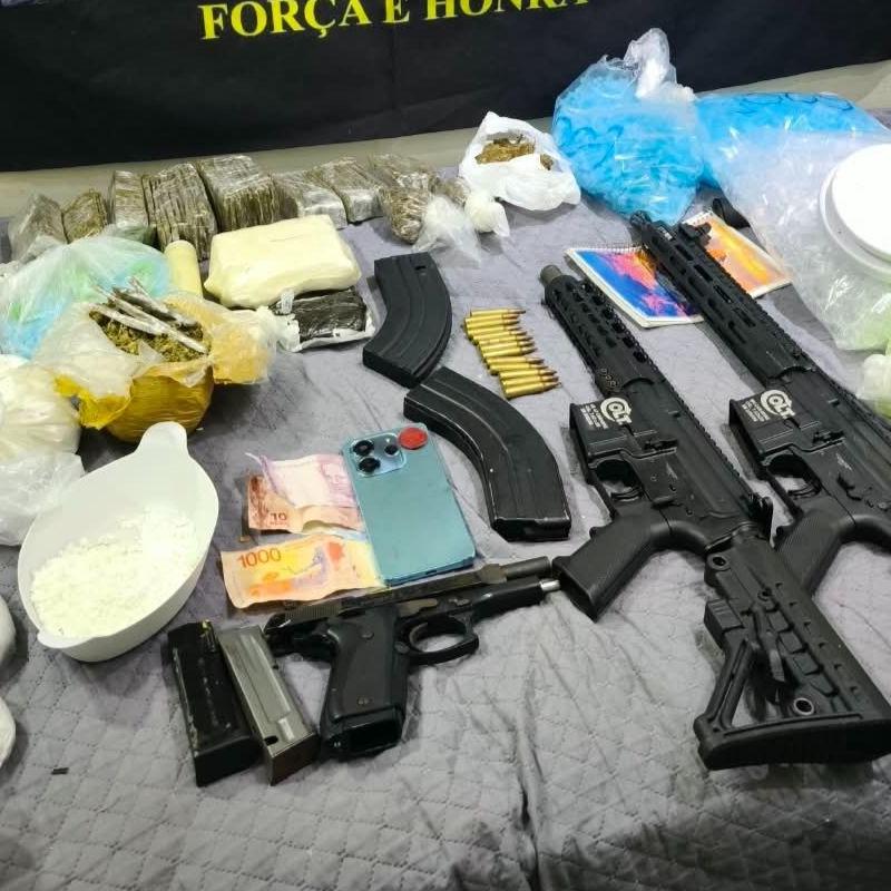 Armas e drogas foram apreendidas na comunidade Santa Cruz dos Navegantes, em Guarujá