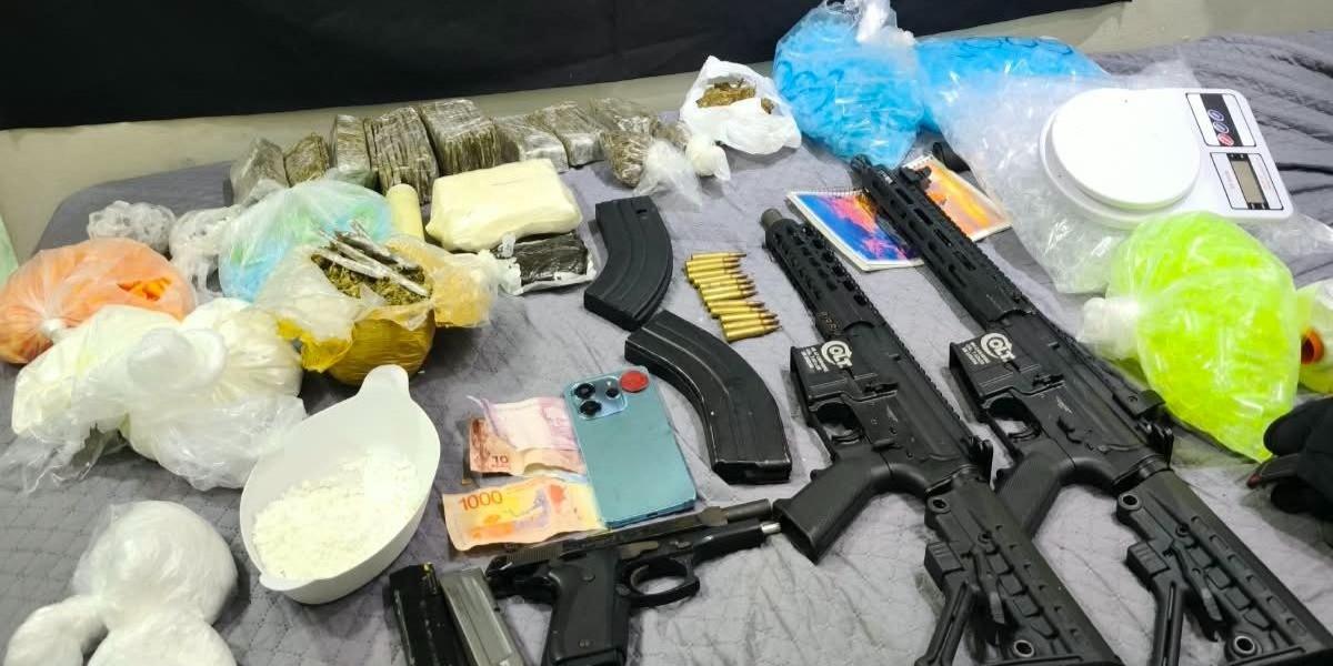 Armas e drogas foram apreendidas na comunidade Santa Cruz dos Navegantes, em Guarujá