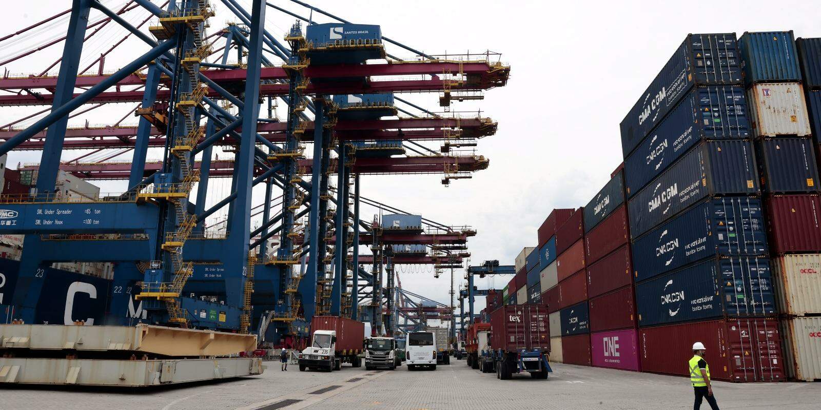Empresas que atuam no Porto de Santos e no setor logístico da Baixada Santista oferecem mais de 30 vagas de emprego para profissionais de diferentes áreas e níveis de escolaridade