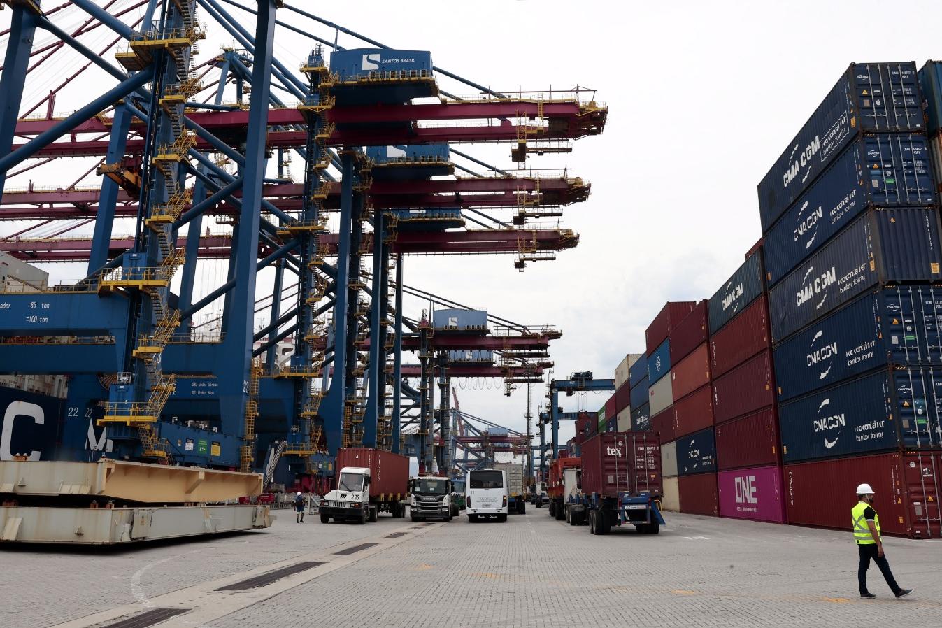 Empresas que atuam no Porto de Santos e no setor logístico da Baixada Santista oferecem mais de 30 vagas de emprego para profissionais de diferentes áreas e níveis de escolaridade