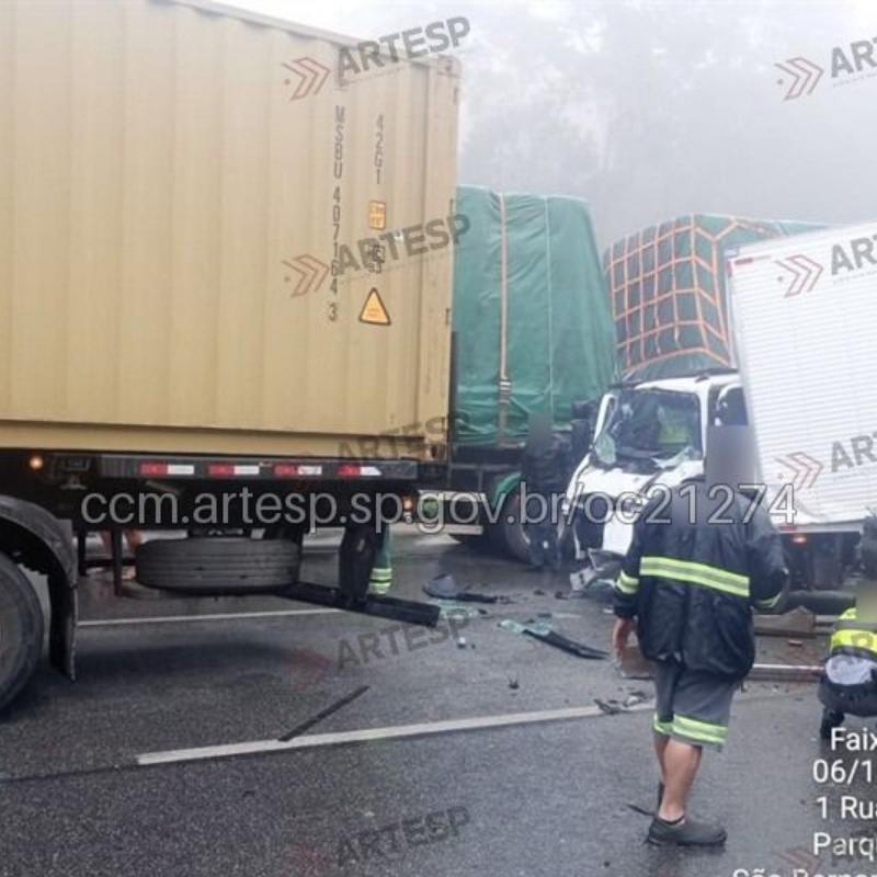As faixas 1 e 2 no sentido sul da Anchieta permaneceram bloqueadas das 15h01 às 16h50