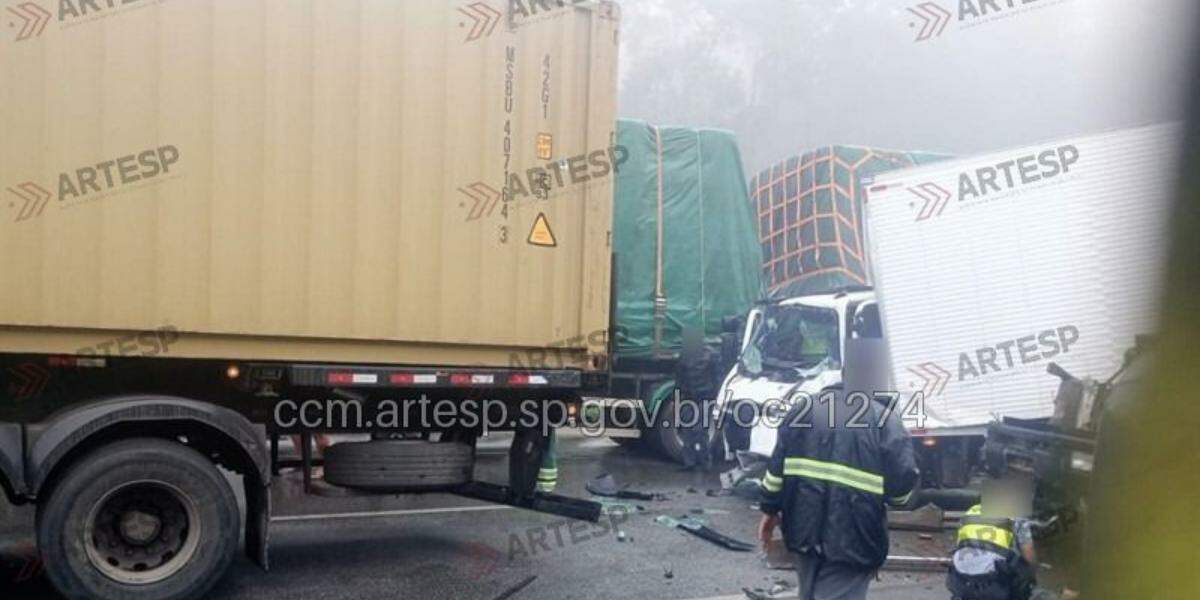 As faixas 1 e 2 no sentido sul da Anchieta permaneceram bloqueadas das 15h01 às 16h50