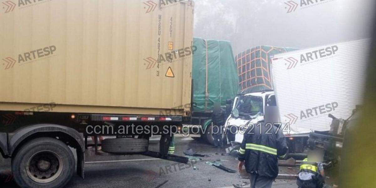 As faixas 1 e 2 no sentido sul da Anchieta permaneceram bloqueadas das 15h01 às 16h50