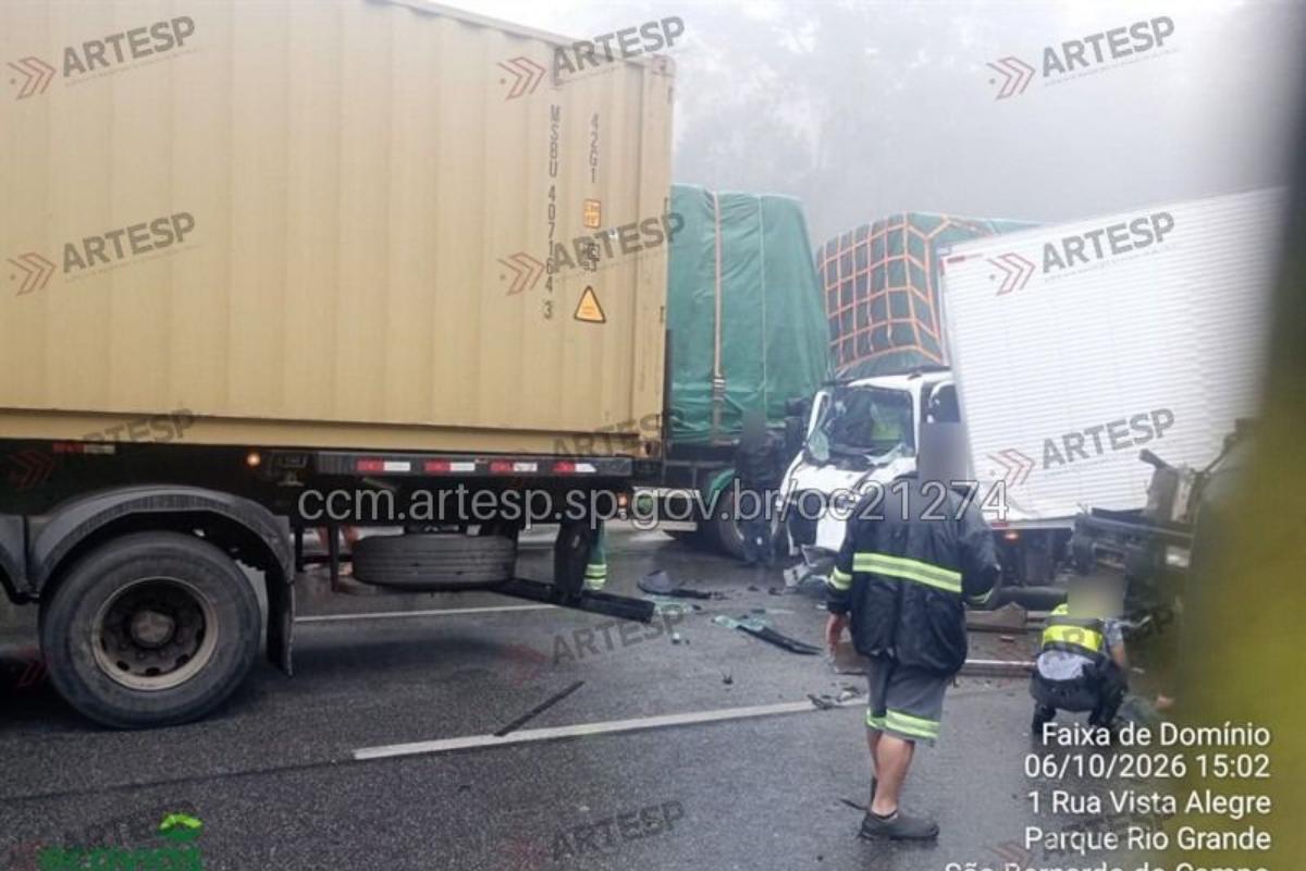 As faixas 1 e 2 no sentido sul da Anchieta permaneceram bloqueadas das 15h01 às 16h50