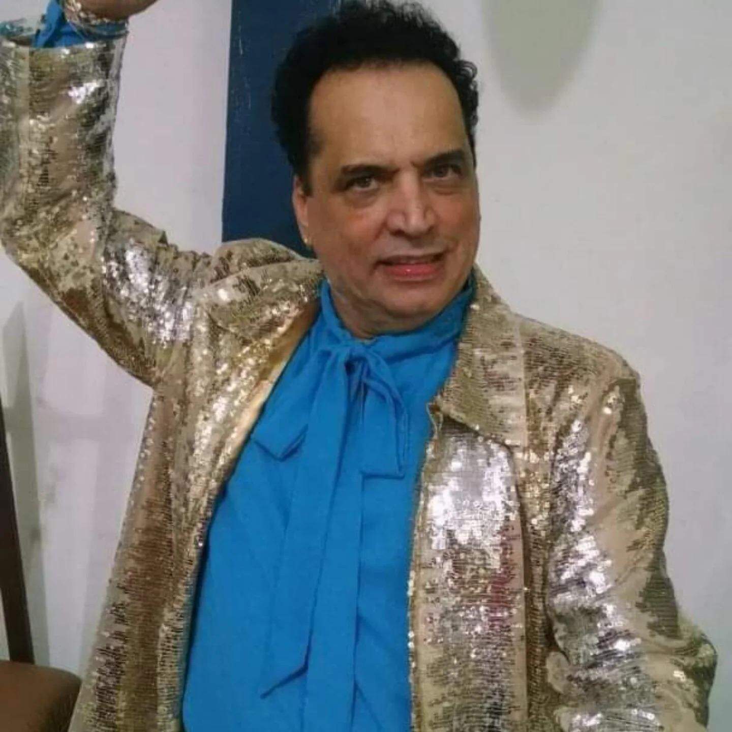 O cantor e showman canta a MPB em show no Teatro Guarany