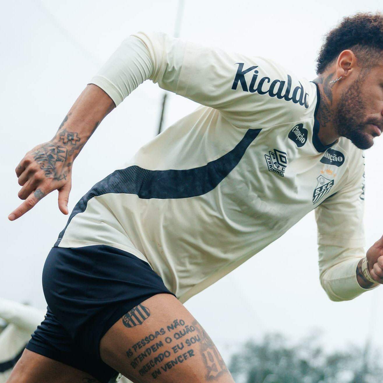Neymar volta a ser relacionado após 36 dias, mas deve iniciar o confronto contra o Flamengo no banco