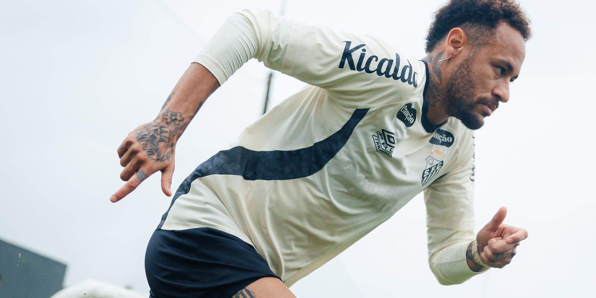 Neymar volta a ser relacionado após 36 dias, mas deve iniciar o confronto contra o Flamengo no banco