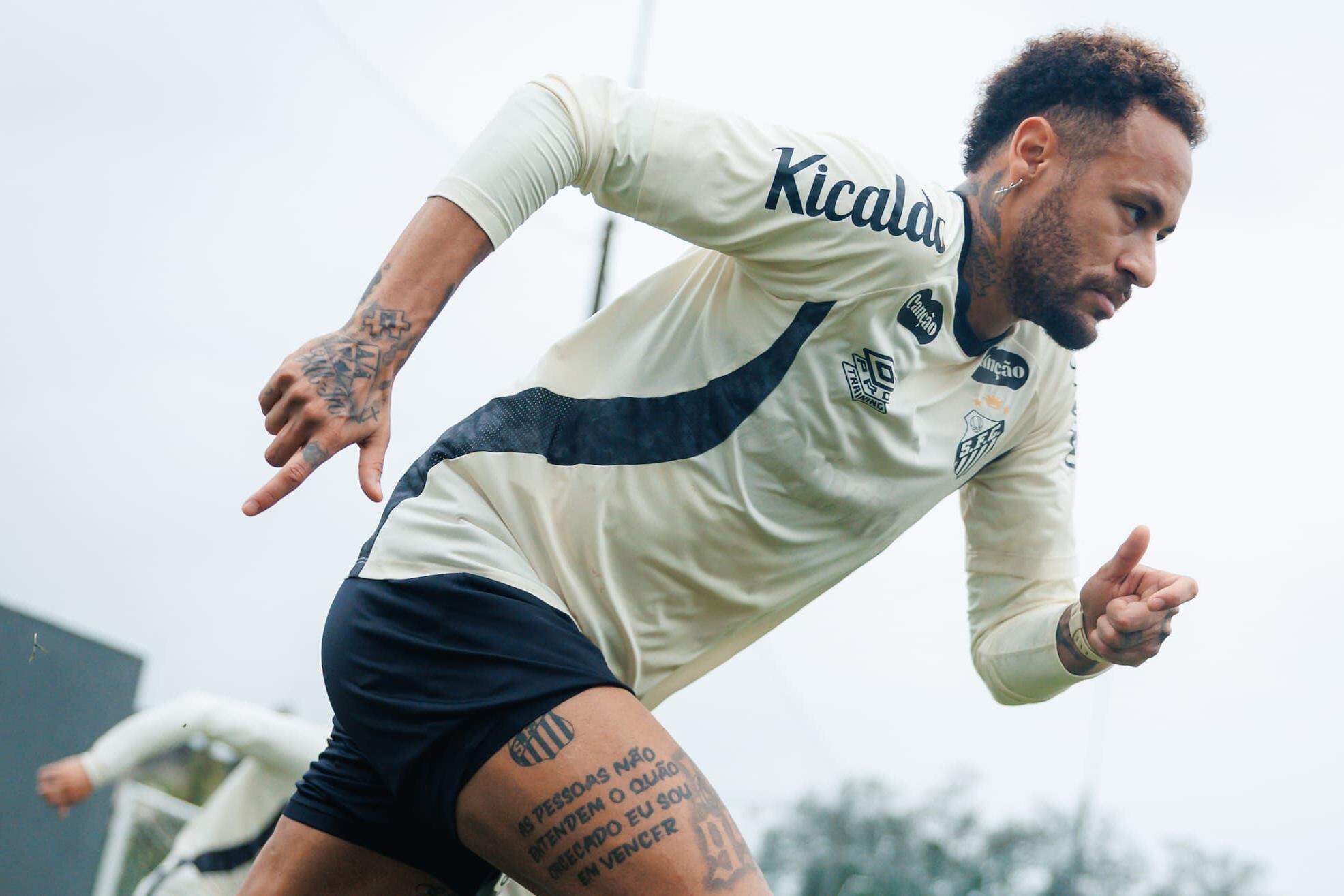 Neymar volta a ser relacionado após 36 dias, mas deve iniciar o confronto contra o Flamengo no banco