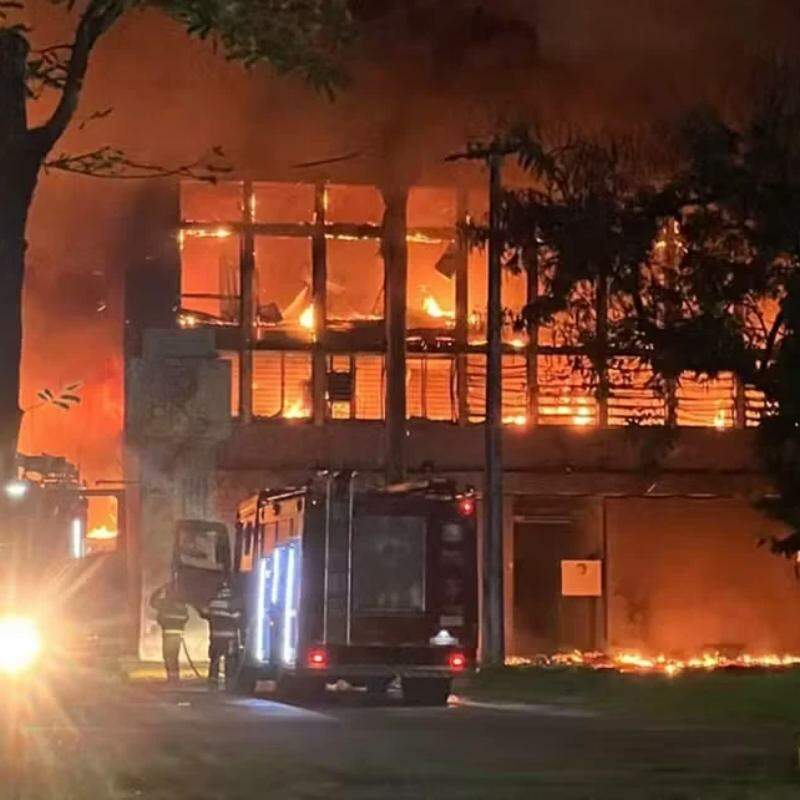 Incêndio de grandes proporções atinge prédio da Universidade Federal de Pernambuco