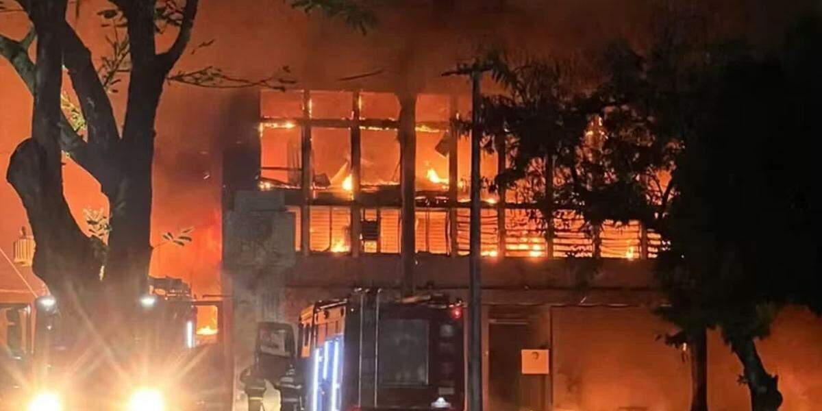 Incêndio de grandes proporções atinge prédio da Universidade Federal de Pernambuco