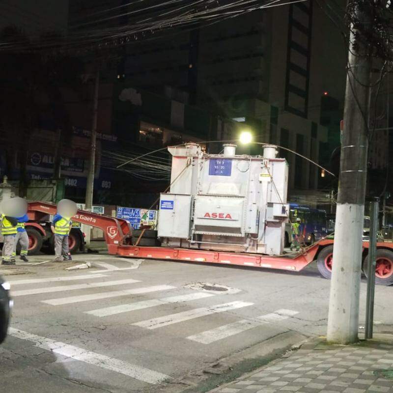 O caminhão da CPFL bloqueou a Avenida Conselheiro Nébias, em Santos