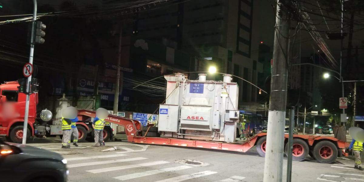 O caminhão da CPFL bloqueou a Avenida Conselheiro Nébias, em Santos