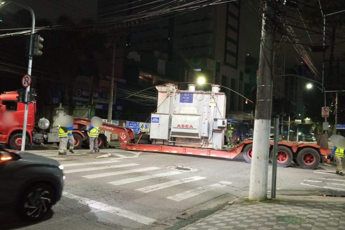 O caminhão da CPFL bloqueou a Avenida Conselheiro Nébias, em Santos