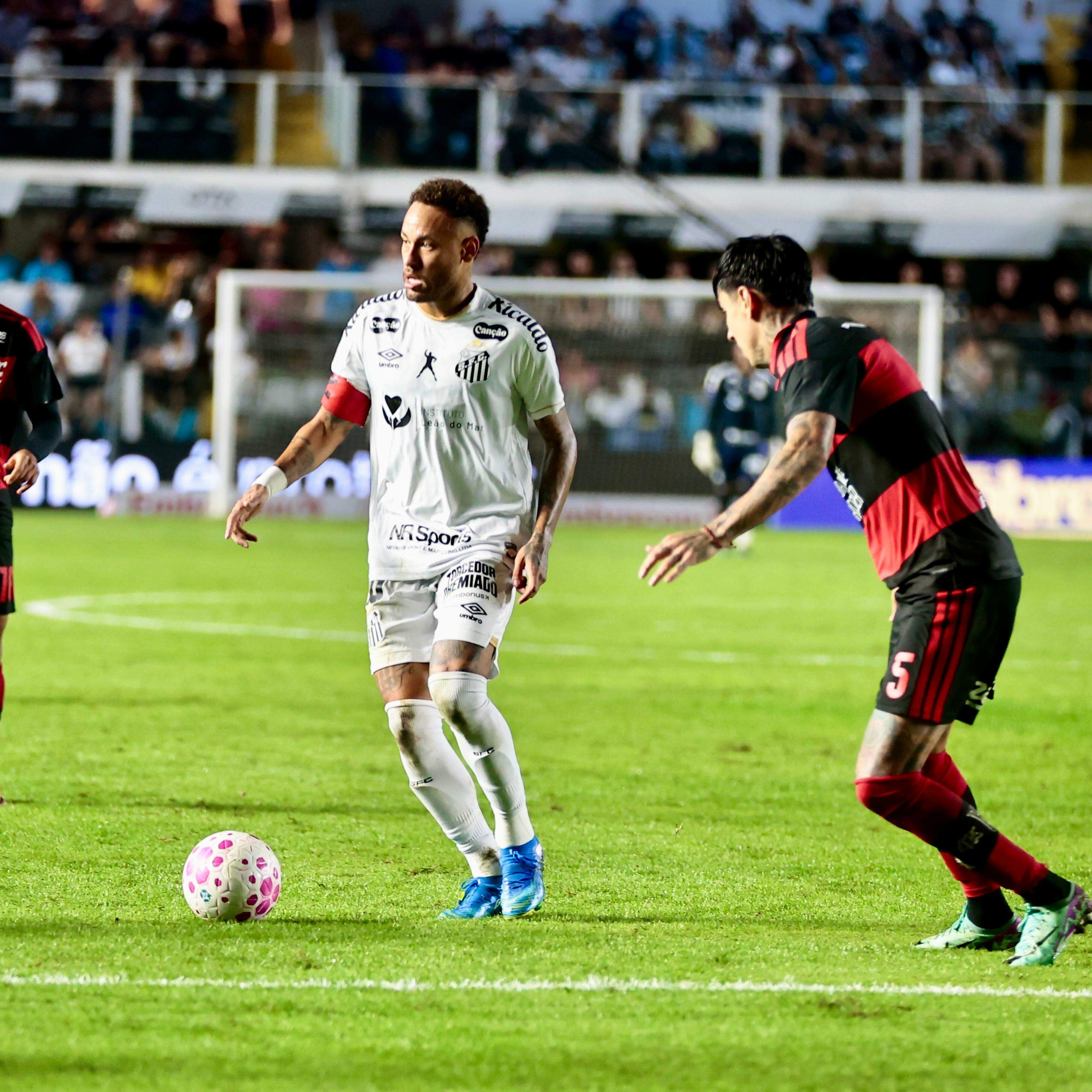 Com dois gols de pênalti no final do segundo tempo, o Peixe arrancou o empate em casa