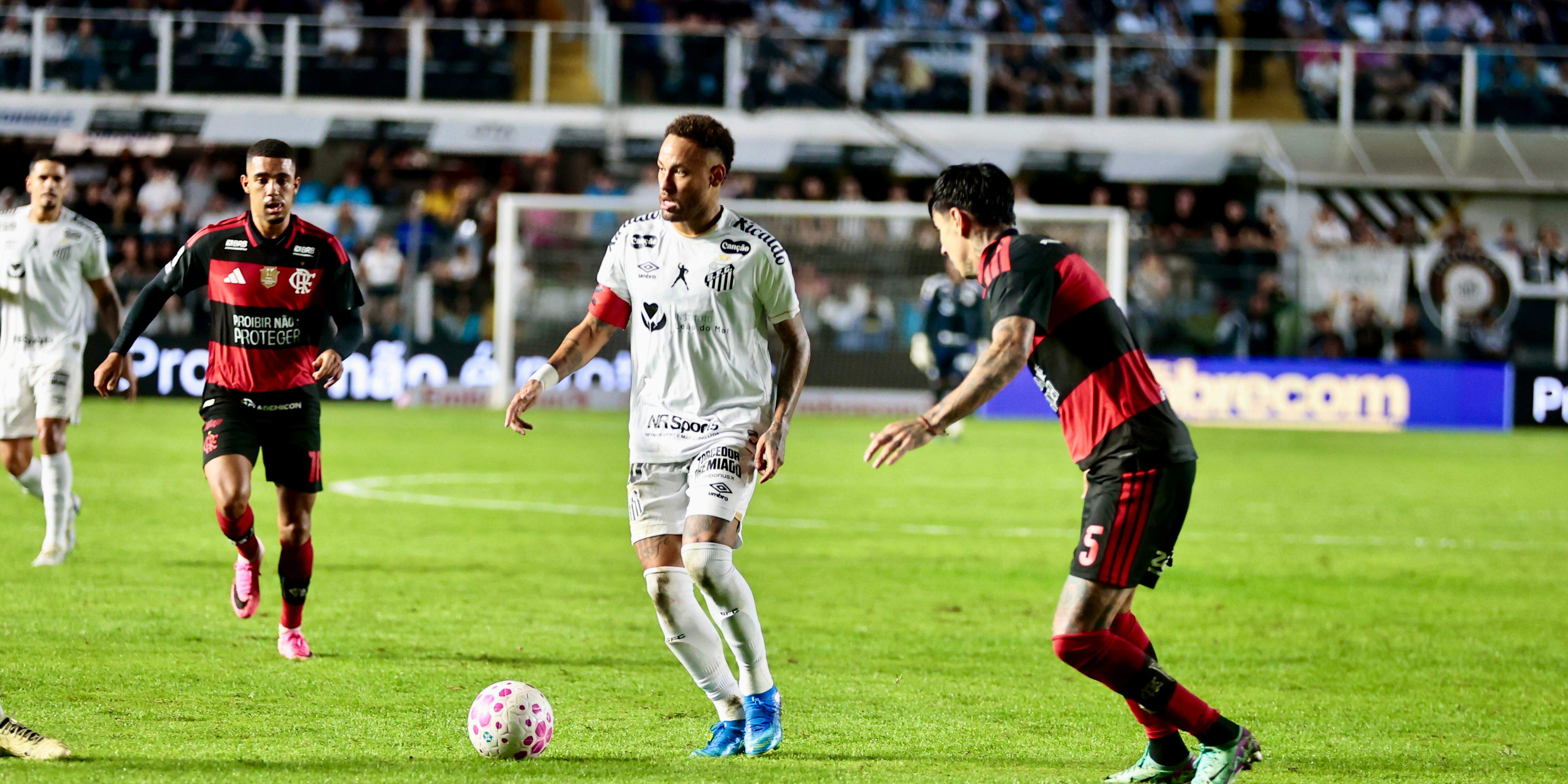Com dois gols de pênalti no final do segundo tempo, o Peixe arrancou o empate em casa