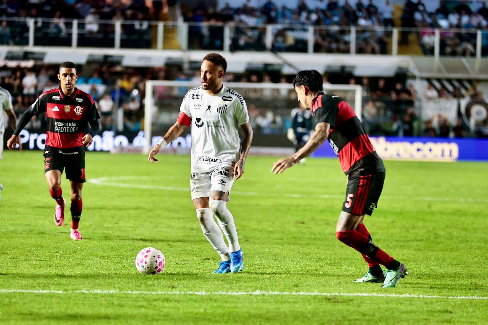 Com dois gols de pênalti no final do segundo tempo, o Peixe arrancou o empate em casa