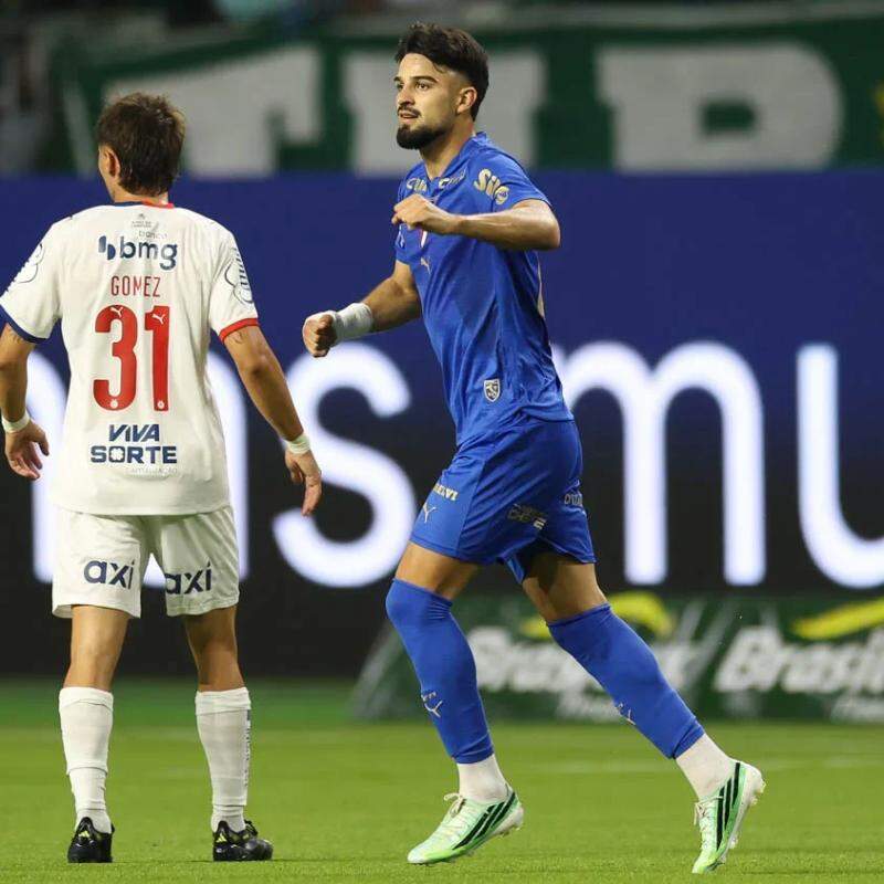 Palmeiras domina o Bahia, vence em casa e reduz distância para o Flamengo
