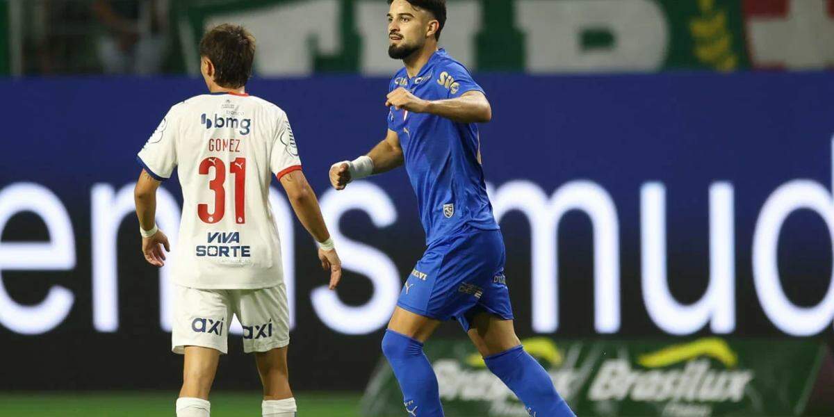 Palmeiras domina o Bahia, vence em casa e reduz distância para o Flamengo