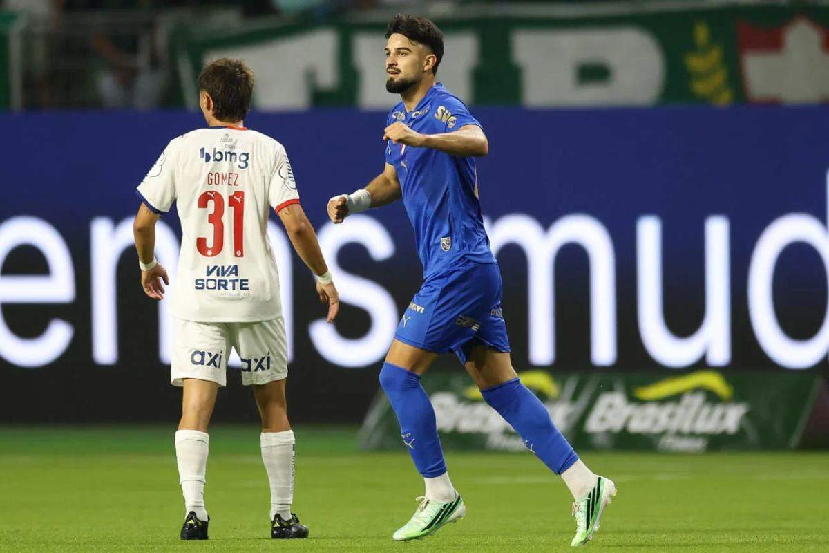 Palmeiras domina o Bahia, vence em casa e reduz distância para o Flamengo