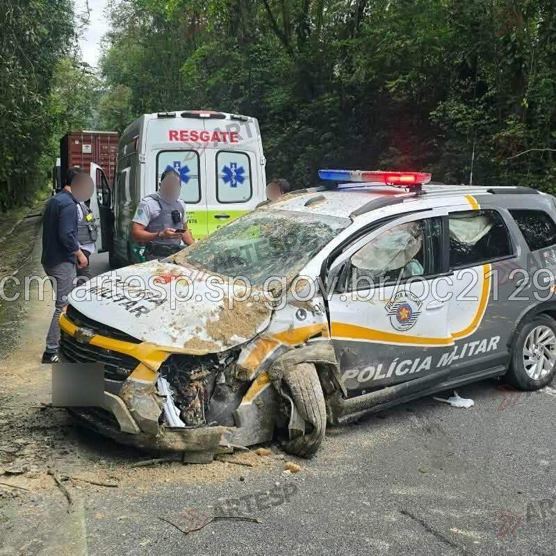 Viatura colidiu contra barranco na Rodovia Cônego Domênico Rangoni, em Santos