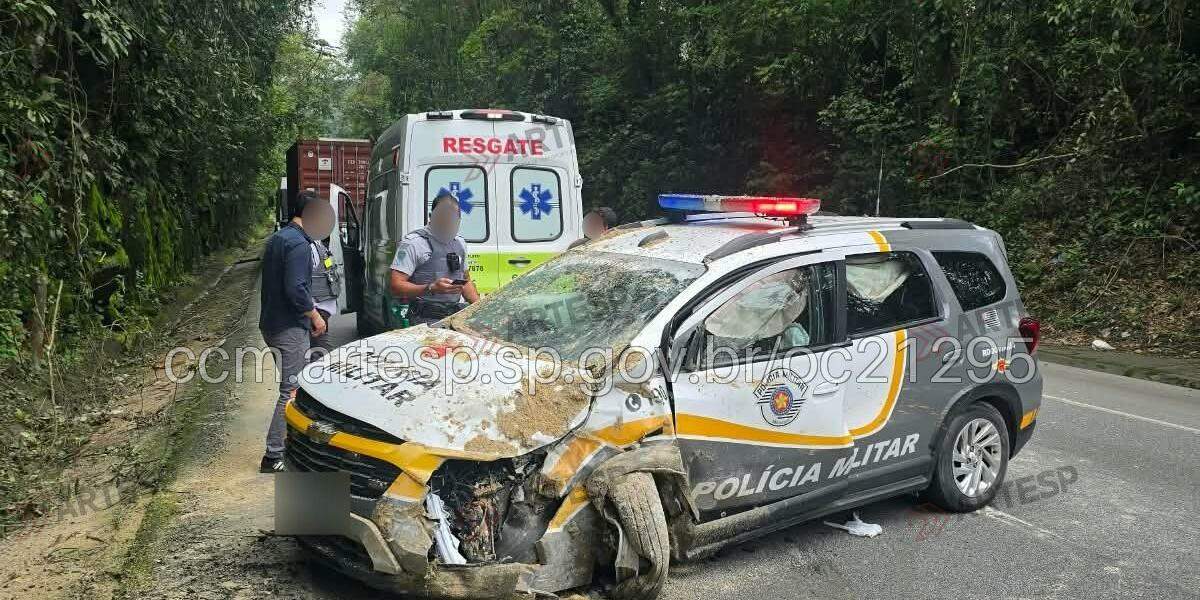 Viatura colidiu contra barranco na Rodovia Cônego Domênico Rangoni, em Santos