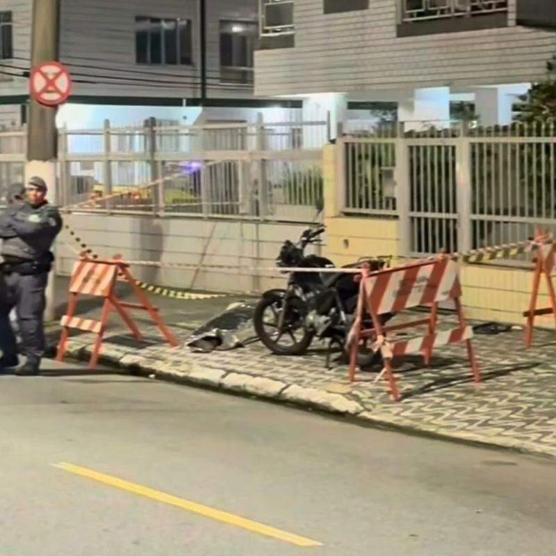 A motocicleta foi apreendida pelas autoridades e o caso acabou registrado como morte suspeita