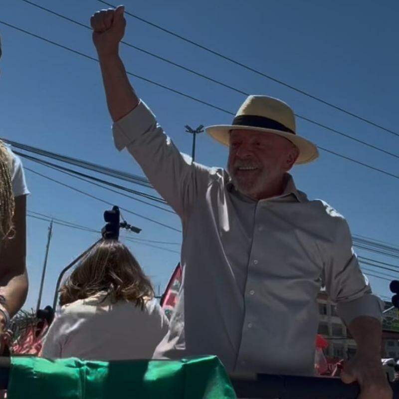 Lula em caminhada em Ceilândia, no Distrito Federal