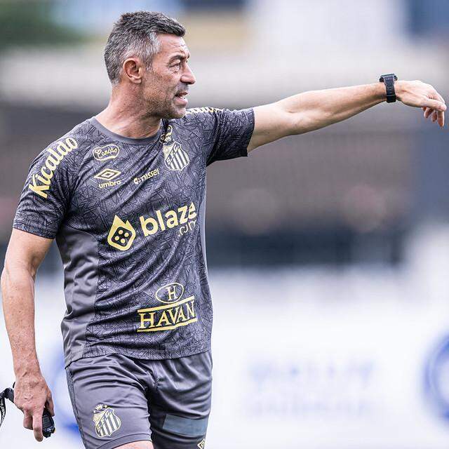 O técnico Pedro Caixinha comandou o Santos em apenas 16 jogos no início da temporada 2025
