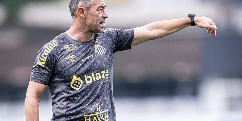 O técnico Pedro Caixinha comandou o Santos em apenas 16 jogos no início da temporada 2025