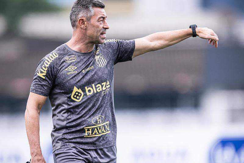 O técnico Pedro Caixinha comandou o Santos em apenas 16 jogos no início da temporada 2025