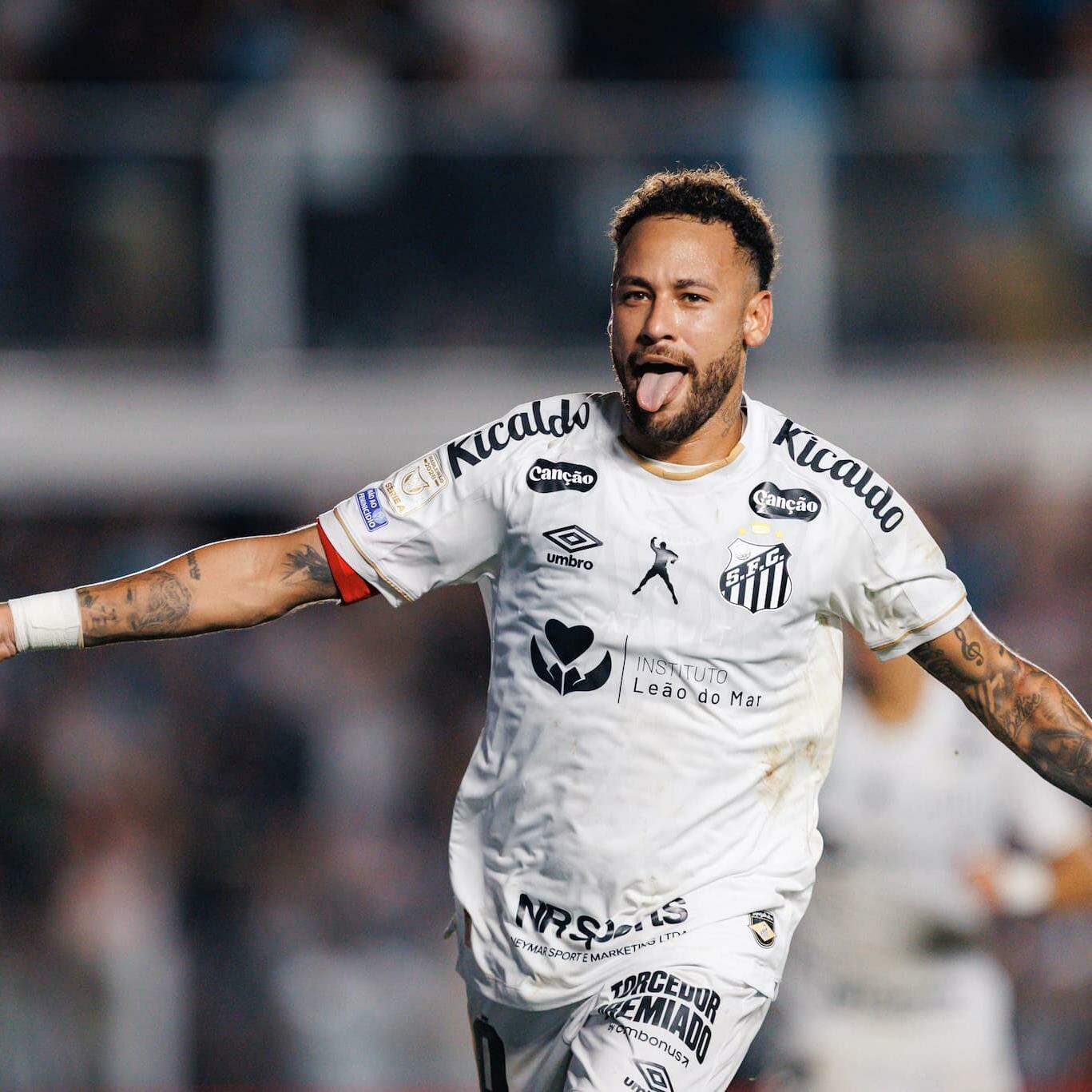Neymar fez dois gols de pênalti e garantiu o empate do Peixe contra o líder do Brasileirão