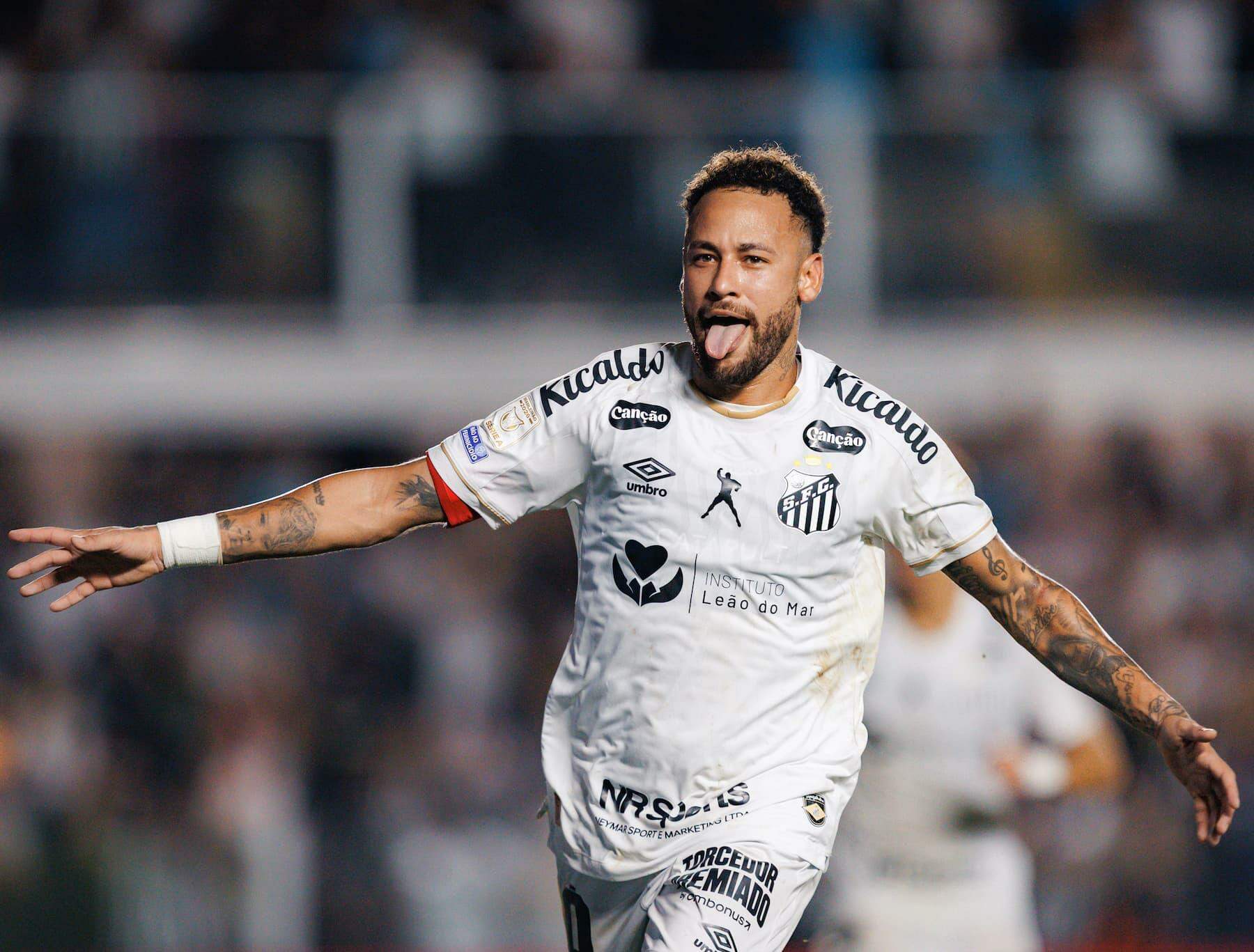 Neymar fez dois gols de pênalti e garantiu o empate do Peixe contra o líder do Brasileirão