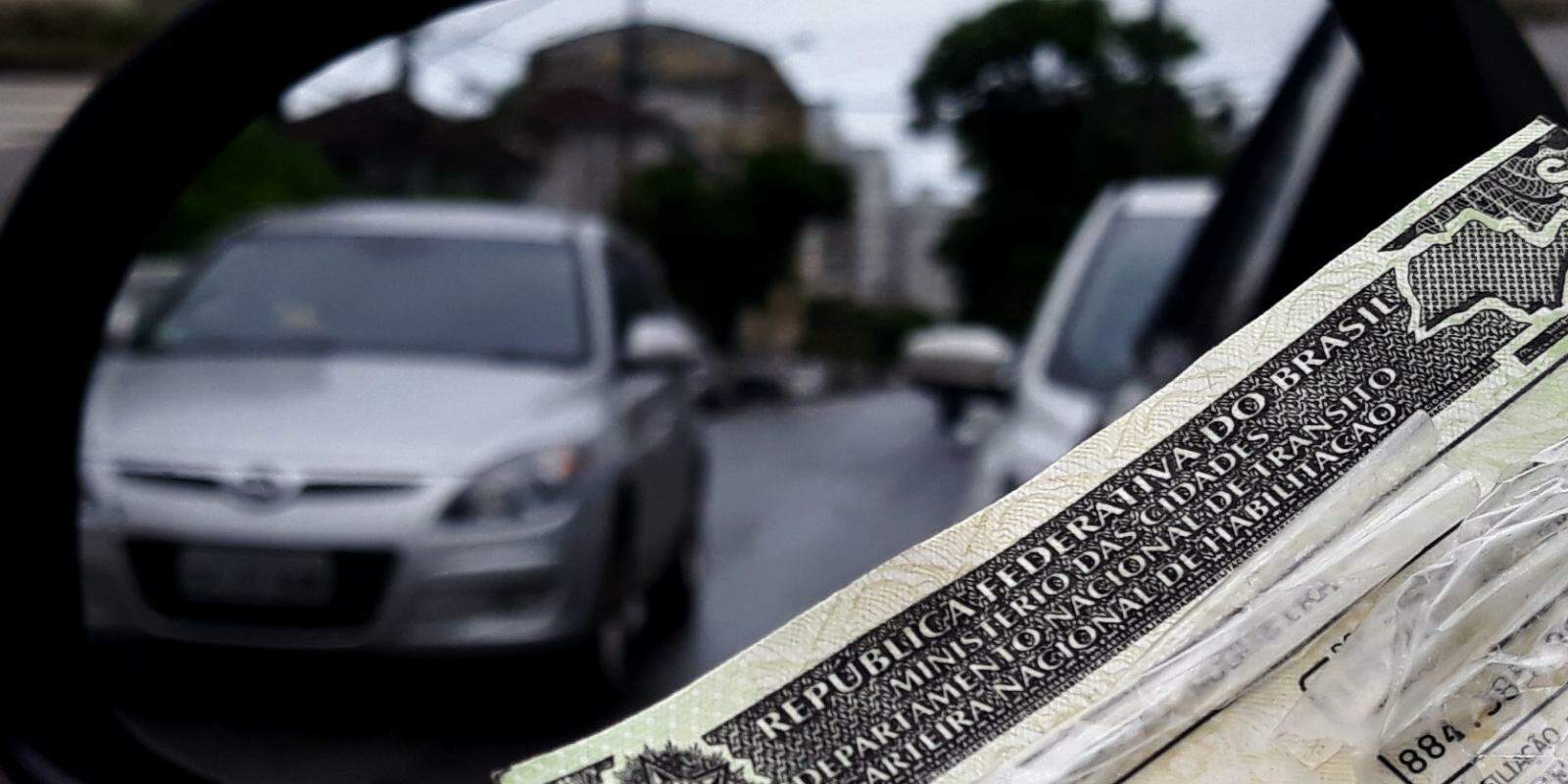 Condutores, especialmente profissionais, temem não poder atualizar habilitação antes do vencimento