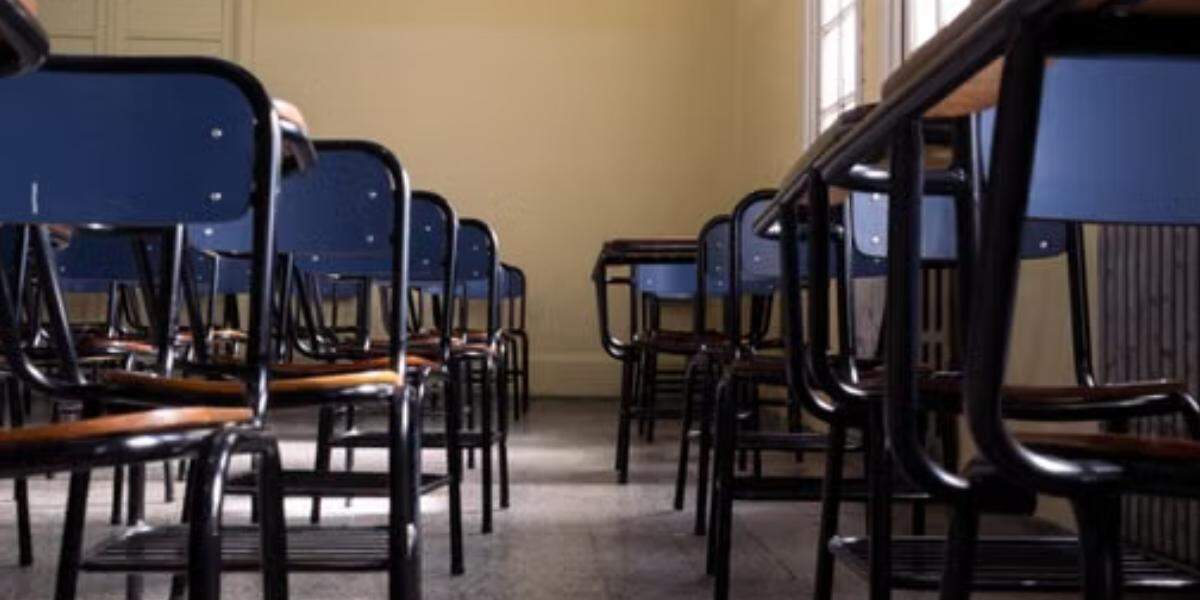 O caso veio à tona após relatos de que o professor teria levado uma turma para a área recreativa da escola e, em determinado momento, separado a estudante das demais crianças