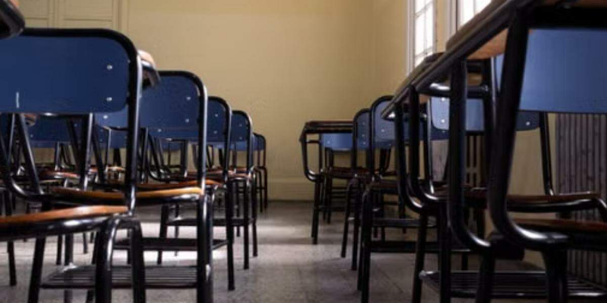 O caso veio à tona após relatos de que o professor teria levado uma turma para a área recreativa da escola e, em determinado momento, separado a estudante das demais crianças