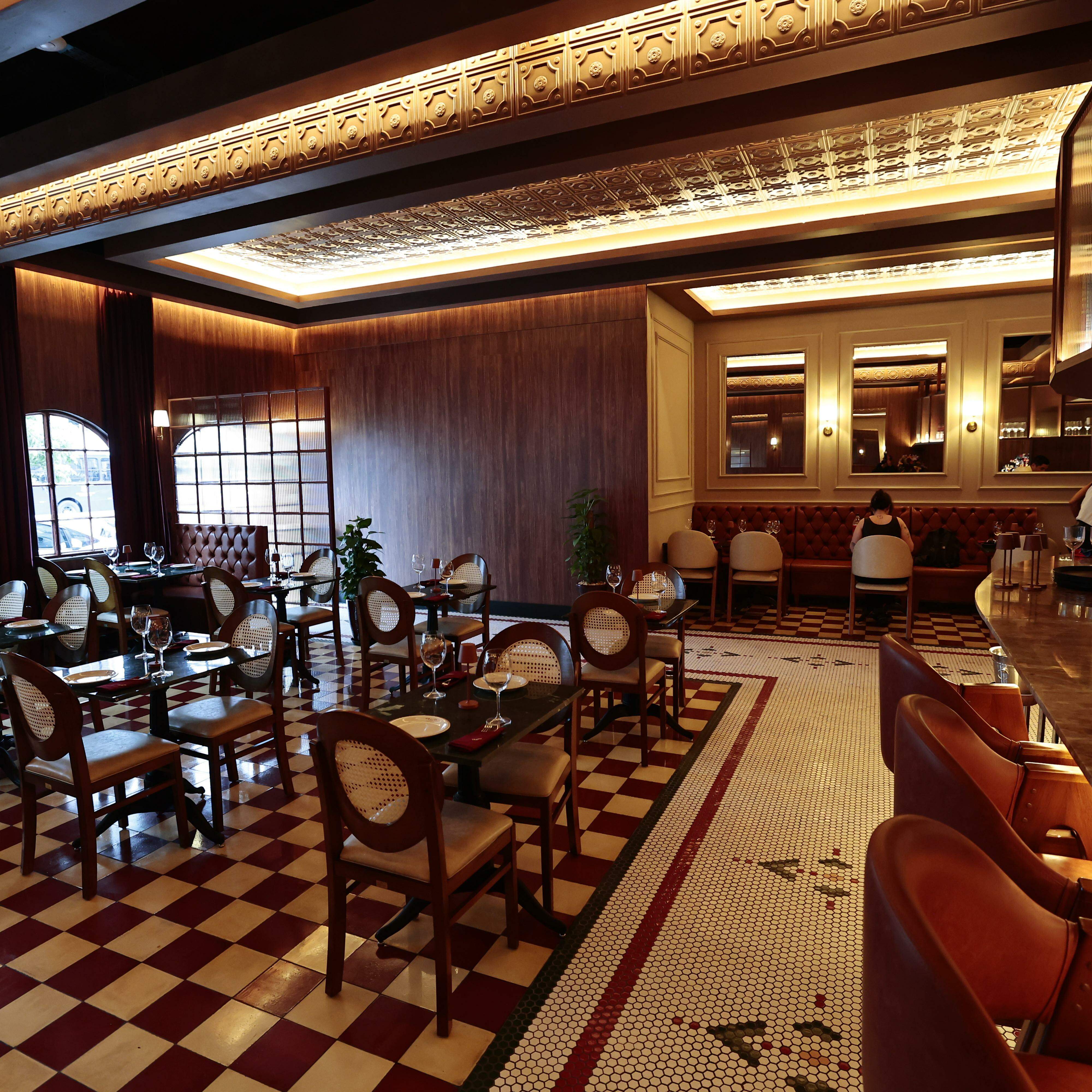 Ambiente é refinado, confortável, com luz baixa e tem um belo bar
