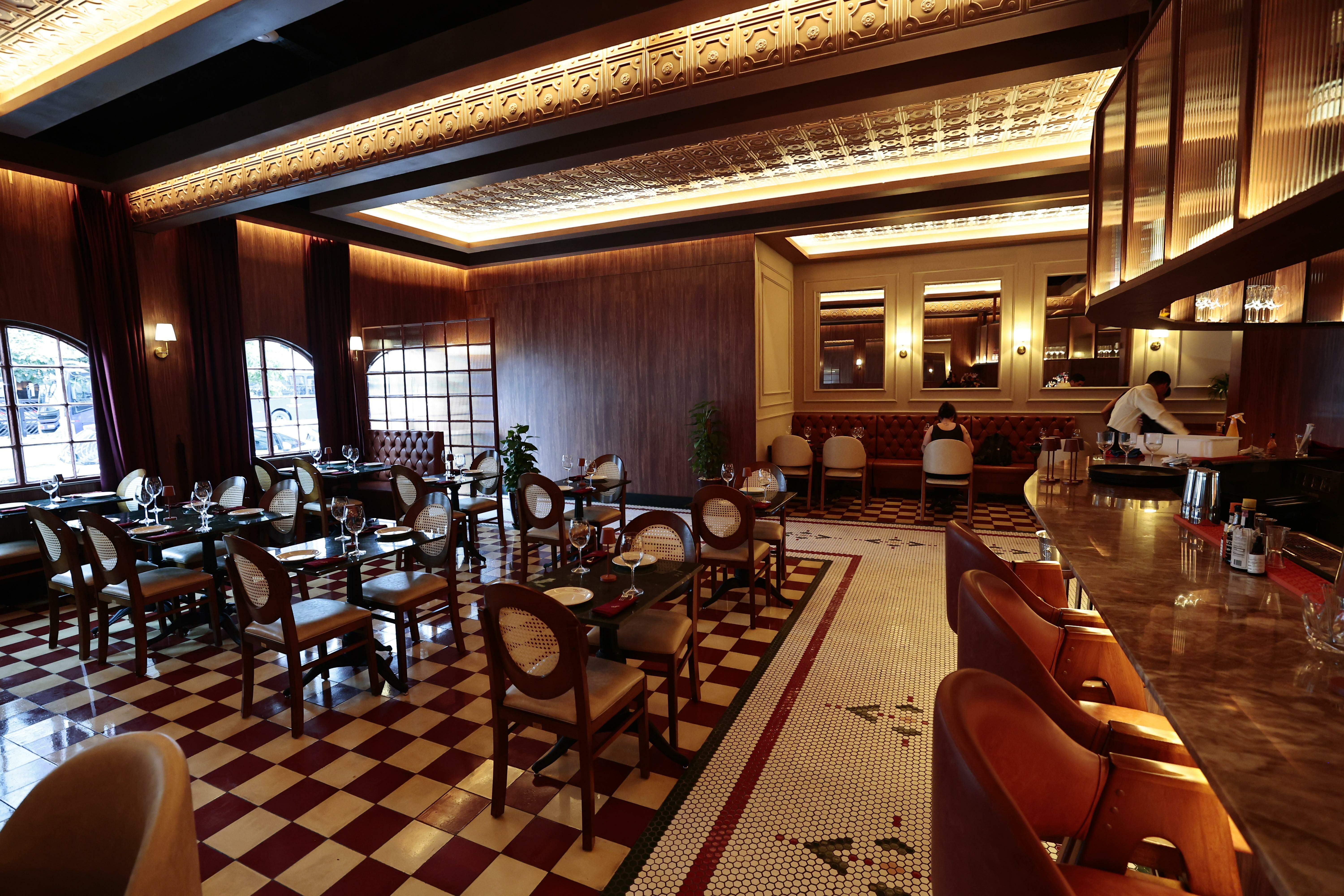 Ambiente é refinado, confortável, com luz baixa e tem um belo bar