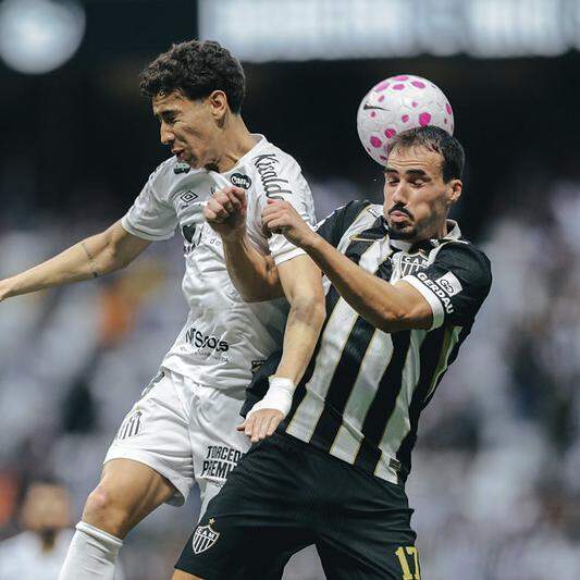 Gabriel Bontempo e Igor Gomes disputam bola em jogo tenso que terminou com vitória de virada do Galo