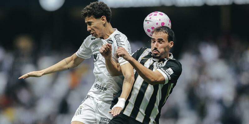 Gabriel Bontempo e Igor Gomes disputam bola em jogo tenso que terminou com vitória de virada do Galo