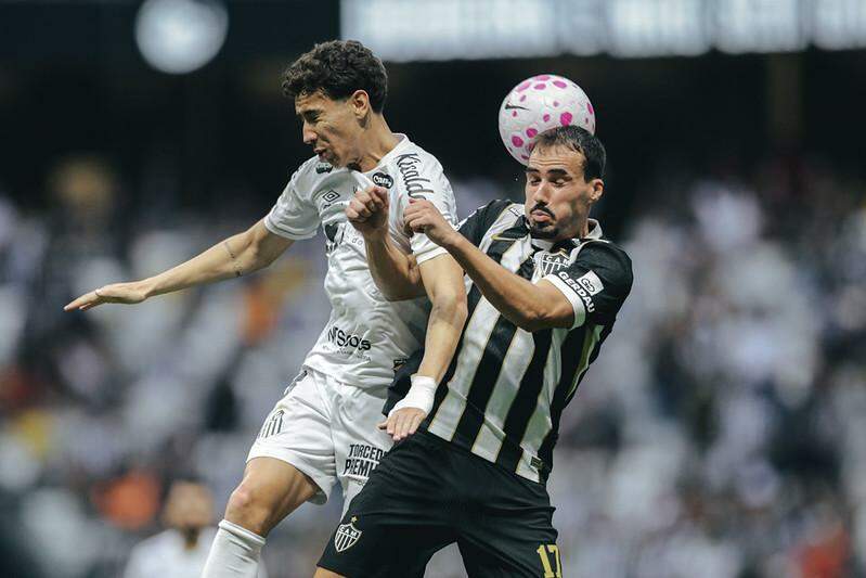 Gabriel Bontempo e Igor Gomes disputam bola em jogo tenso que terminou com vitória de virada do Galo